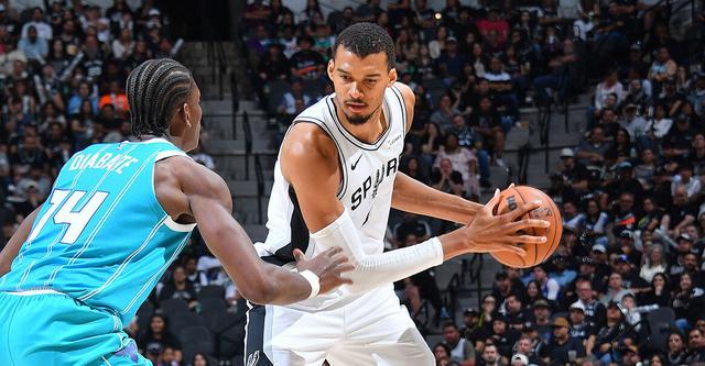 开云登录网址入口-文班亚马32+12+8卡斯尔15+10 马刺主场轻取黄蜂